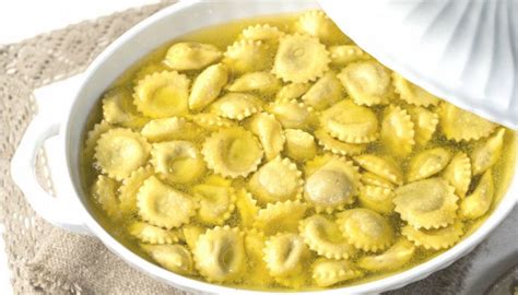 Piatto di anolini in brodo