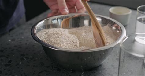 ingredienti secchi setacciati in una ciotola