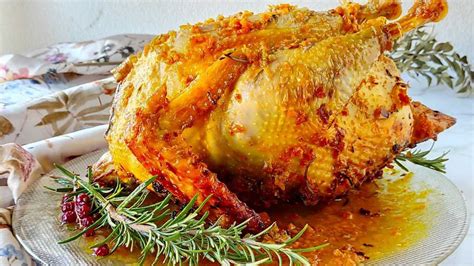 Cappone ripieno pronto per essere infornato