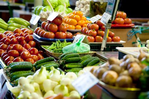 Mercato romano con verdure fresche e carne