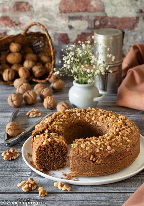 Torta di noci e caffè decorata