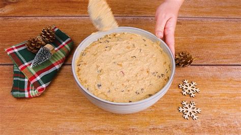 Impasto del Christmas Pudding in una ciotola
