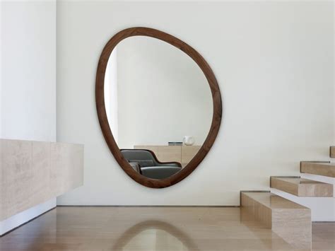 Specchio ovale in legno con cornice annodata