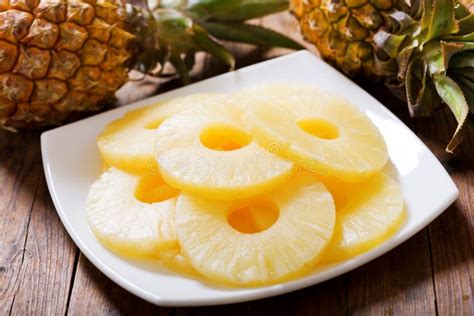 Fette di ananas fresco disposte in modo artistico