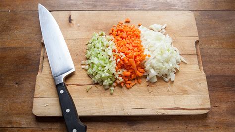 Ingredienti per soffritto: sedano, carote, cipolla