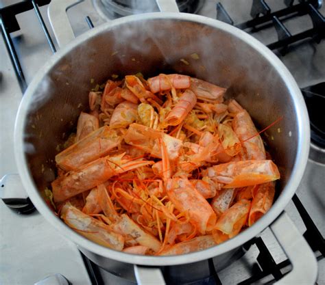 Pentola con carapaci, verdure e liquidi in cottura