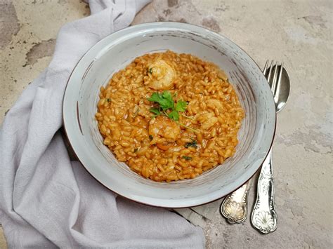 Piatto di risotto con bisque di gamberi