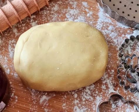 Impasto per biscotti alla farina di ceci steso e pronto per essere tagliato