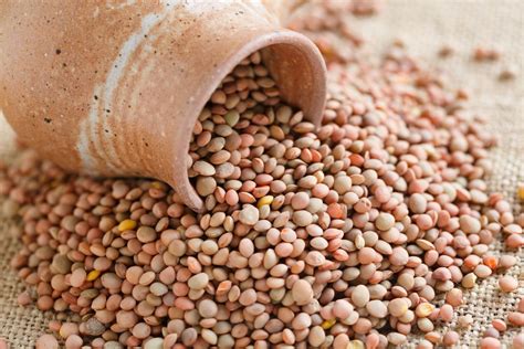 Varietà di lenticchie in un mercato