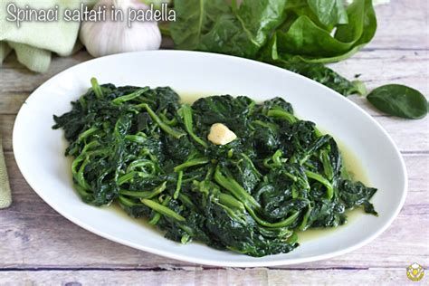 Asparagi freschi e spinaci in un cesto