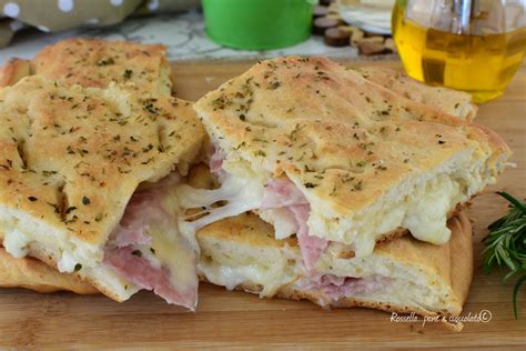 Focaccia ripiena dorata in forno