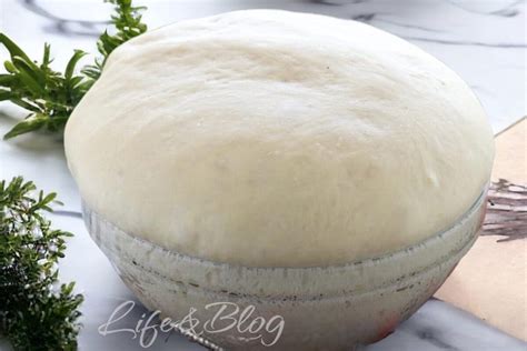 Impasto della focaccia che lievita in una ciotola