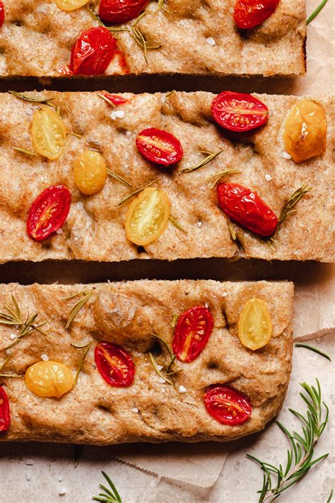 Focaccia integrale con pomodorini e rosmarino