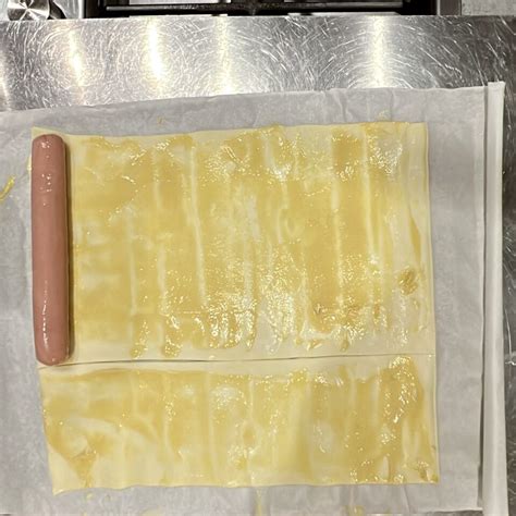 pasta sfoglia arrotolata attorno a un würstel