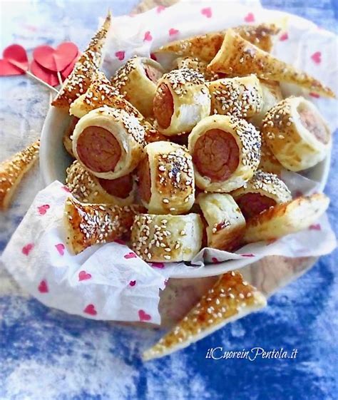 rustici con wurstel su un vassoio con diverse salse