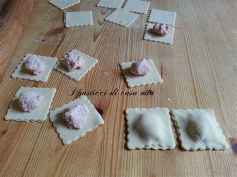 Processo di assemblaggio dei ravioli dolci