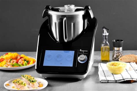 Robot da cucina che prepara una crema di verdure