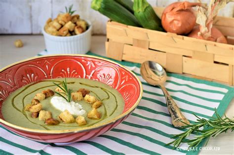 Vellutata di carote e zucchine servita con crostini