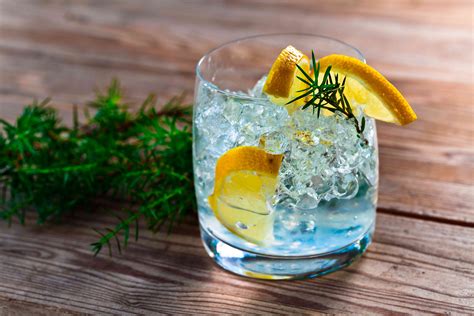 Un Gin Tonic con guarnizione di fiori di sambuco