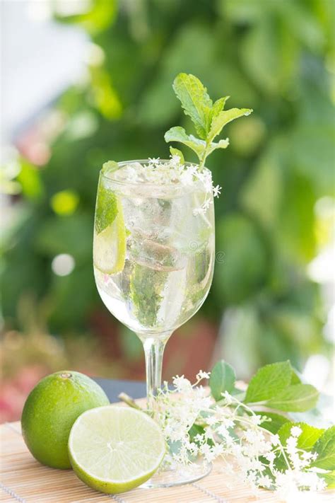 Un bicchiere di cocktail Hugo con menta e fiori