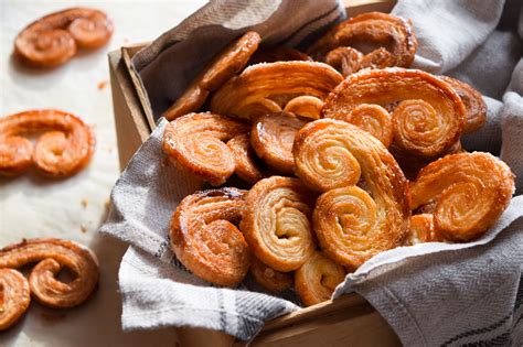 vista dall'alto di una teglia piena di ventagli di pasta sfoglia dorati e caramellati