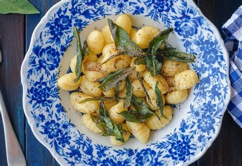 Gnocchi conditi con burro fuso e foglie di salvia croccanti