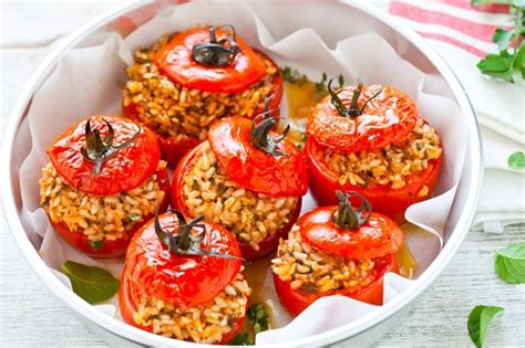 Un piatto di pomodori Scatolone ripieni e cotti al forno.