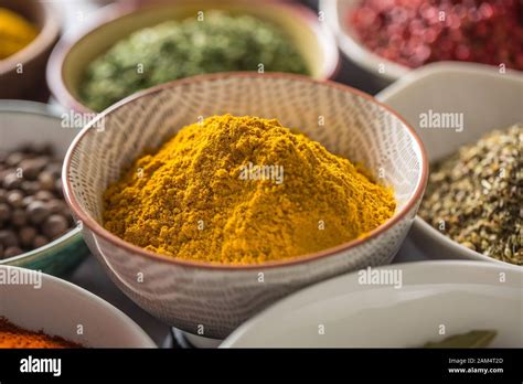 Spezie del curry in ciotole