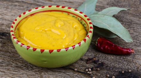 Ingredienti per la salsa al curry su un piano di lavoro