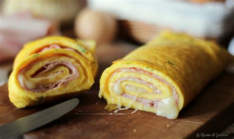 Rotolo di frittata ripieno con prosciutto e scamorza