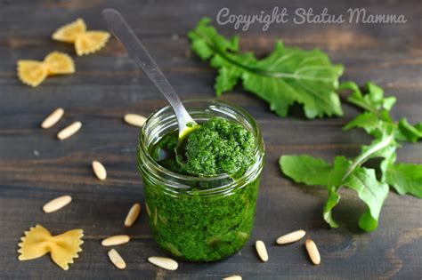 Ingredienti per il pesto di rucola: rucola, pinoli, pecorino, olio d'oliva