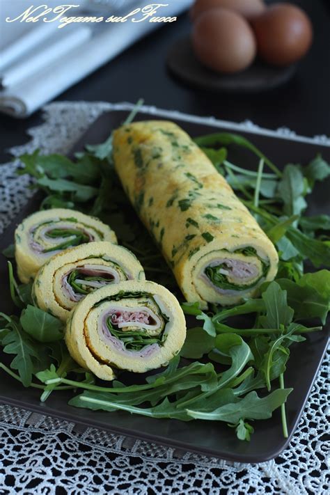 Rotolo di frittata pronto per essere affettato