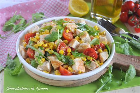 Insalata ricca con petto di pollo arrosto affettato e verdure miste