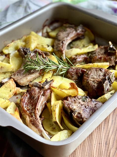 Teglia di agnello al forno con erbe aromatiche