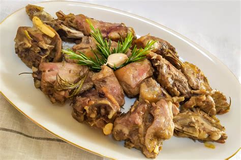 Pezzi di agnello crudo in una ciotola
