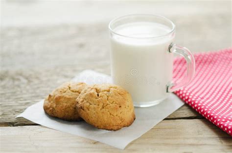 biscotti allo yogurt su un piatto con una tazza di latte