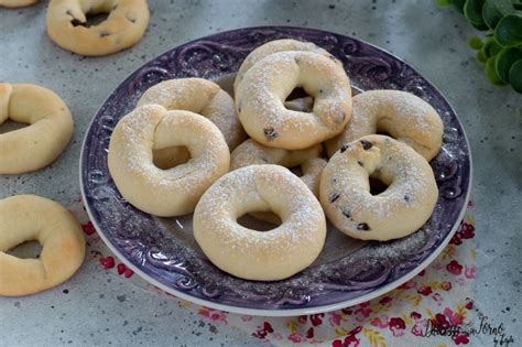 diverse forme di biscotti allo yogurt su una teglia da forno