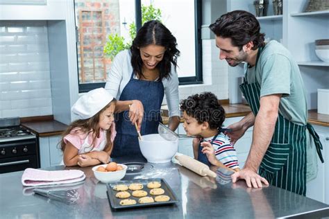 una famiglia che prepara biscotti in cucina