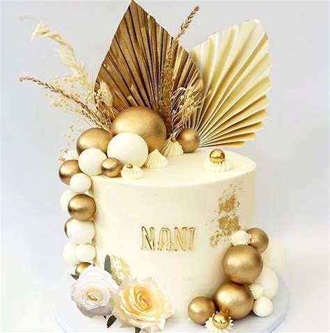 decorazione torta con spray oro