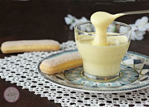 Attrezzi per la preparazione dello zabaione: frusta, ciotola, pentolino