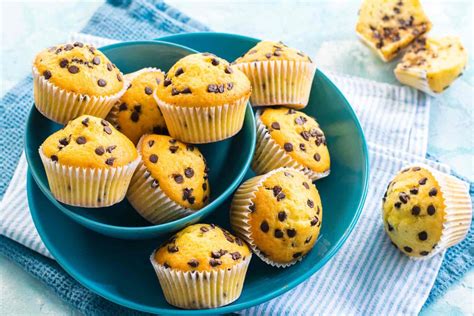 Muffin con gocce di cioccolato appena sfornati