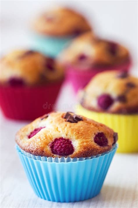 Immagine di vari muffin disposti su un piatto da portata