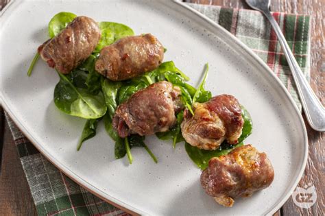 Cono di cartone con Bombette Pugliesi e pane