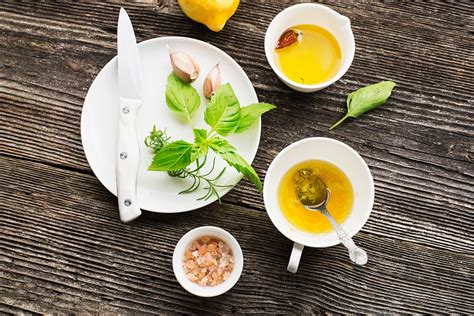 Una ciotola con ingredienti per la marinatura: vino, erbe aromatiche, aglio, limone