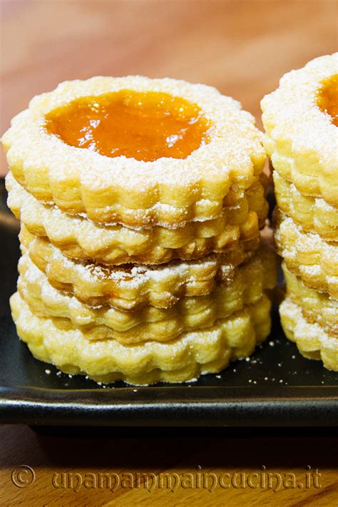 Biscotti occhio di bue tradizionali con marmellata di albicocche