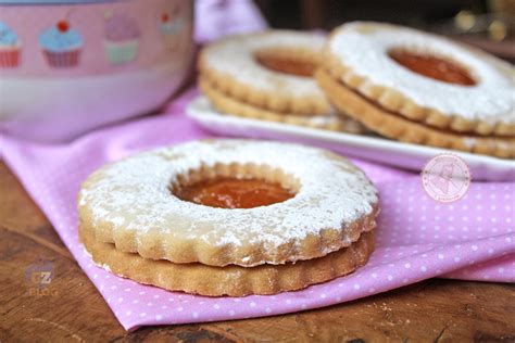 Collezione di biscotti occhio di bue con diverse forme e ripieni