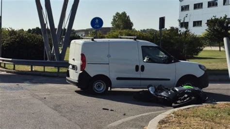 moto e furgone dopo incidente