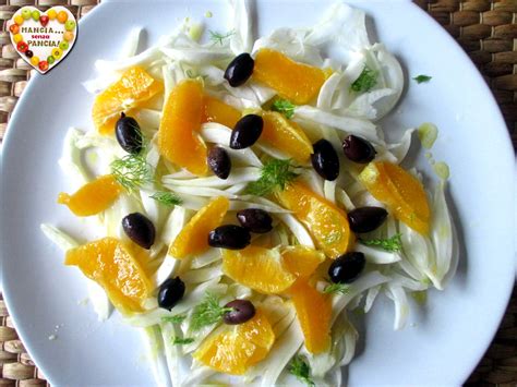 Insalata colorata con finocchi, arance e olive nere