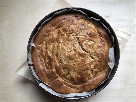 Torta soffice variegata su un piatto da portata