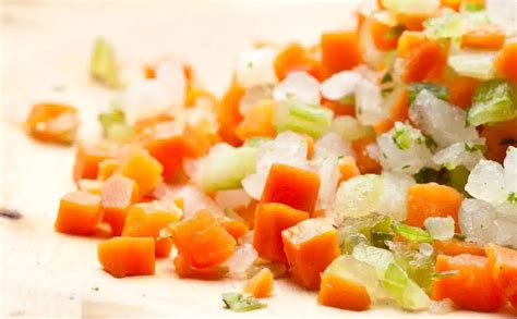 Ingredienti freschi per soffritto: carote, sedano e cipolle